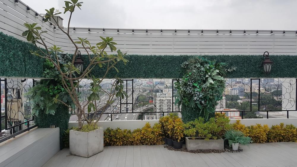 The Kinn Bangkok Exterior photo